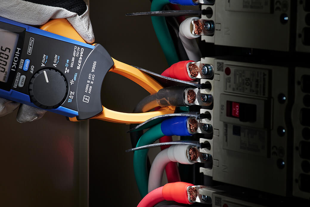 Một chiếc ampe kìm AC/DC có thể làm được những gì?